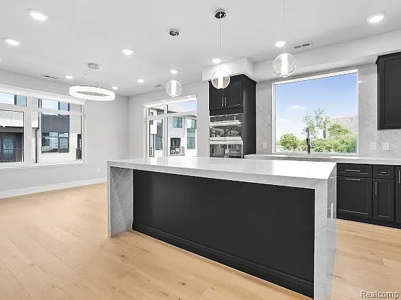 4 bed, 3.5 bath, 3600 sqft, $7,900 — Photo 2
