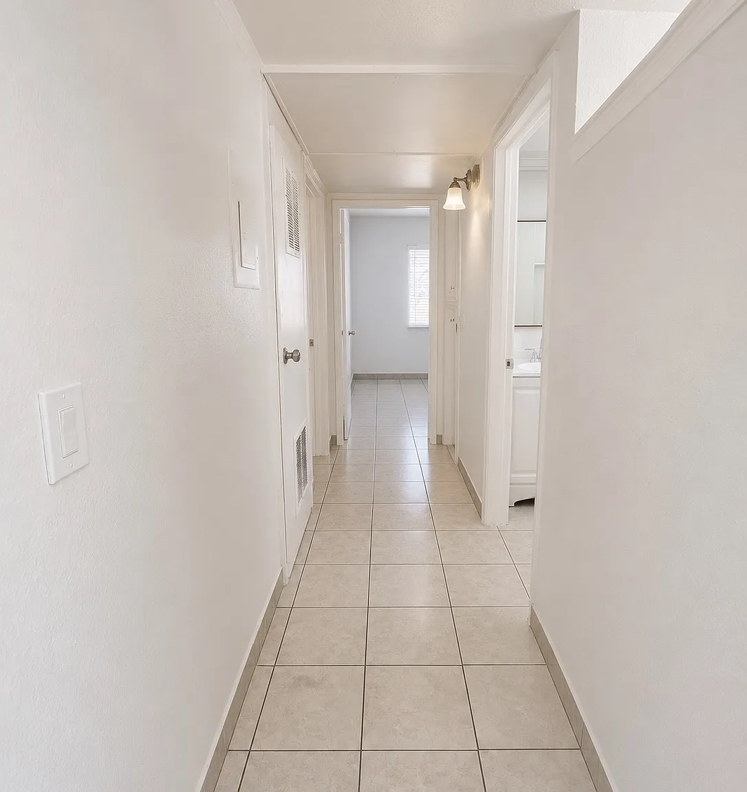 3 bed, 1063 sqft, $2,195 — Photo 3