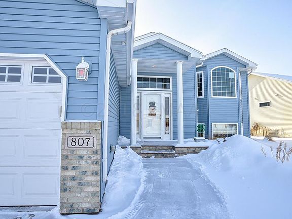 4th image of 807 18th Ave W
