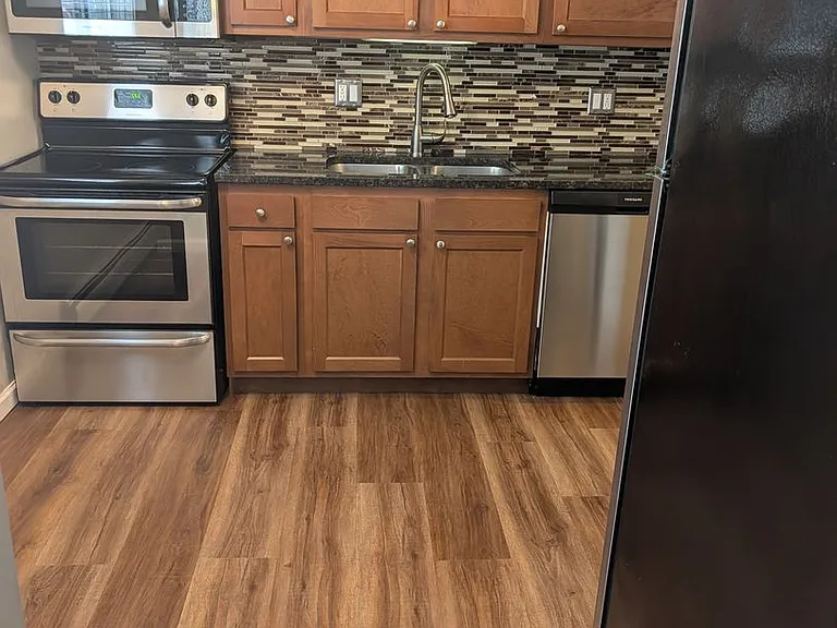 1121 Poplar St — Photo 2