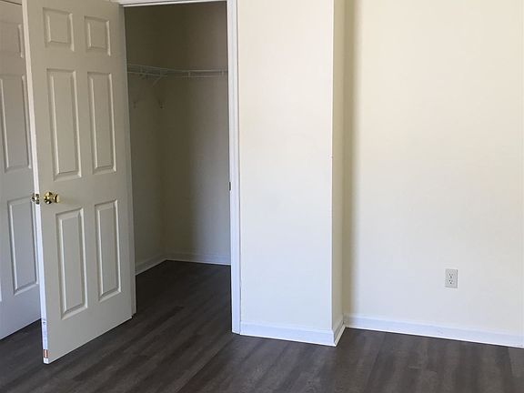 533 - Bedroom Closet 1
