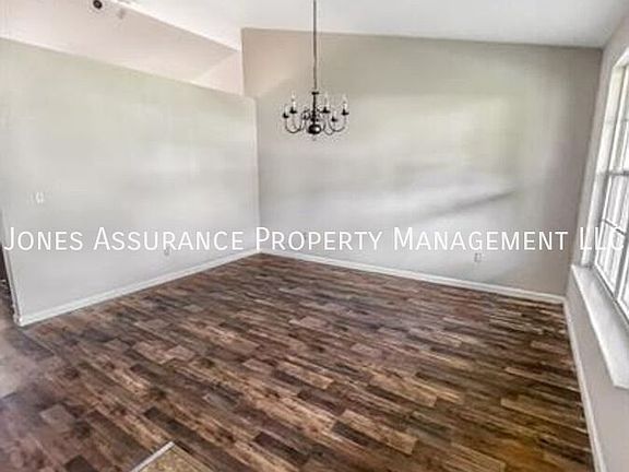 5th image of 303 Stone Briar Ln