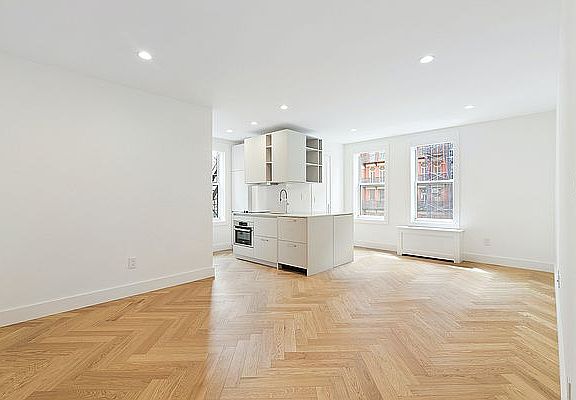 3rd image of 225 W 23rd St APT 6C