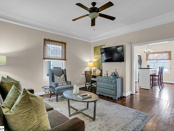 5th image of 74 Hutchins St