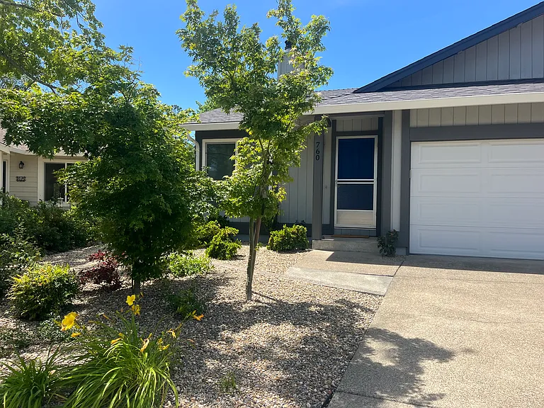 760 Bowen Ct — Photo 3