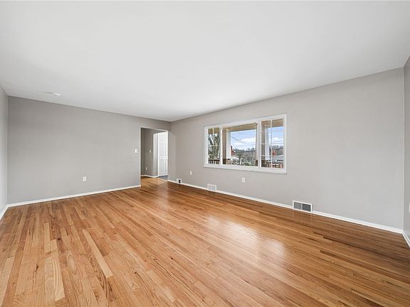 5th image of 3560 Meadow Gate Dr