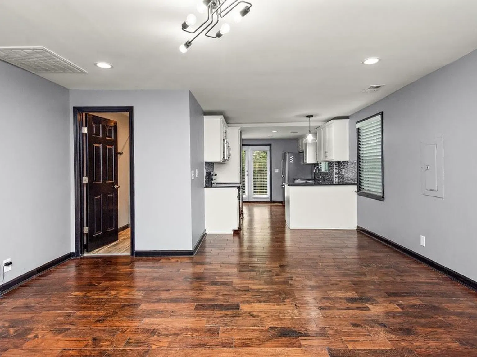 2 bed, 994 sqft, $2,000 — Photo 2