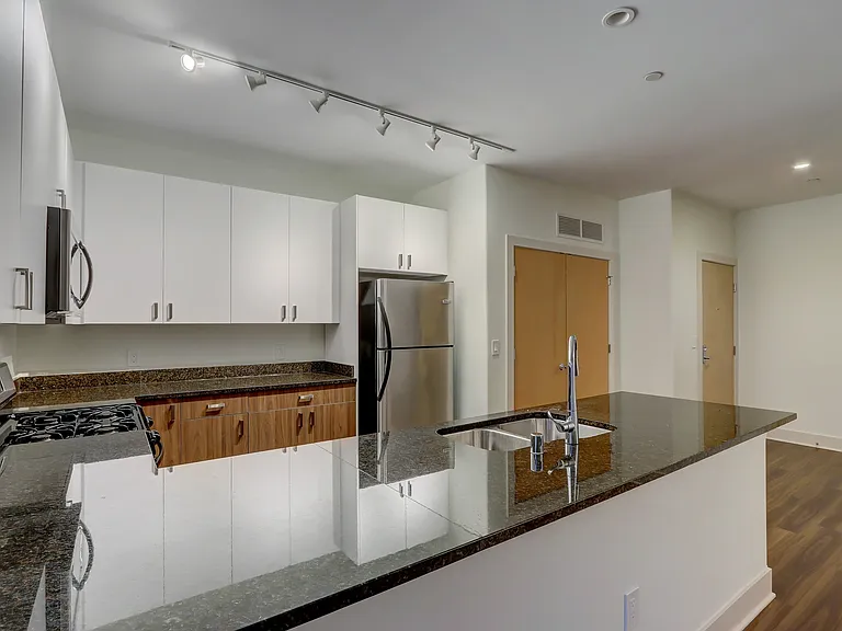 Renovated 2 Bed / 2 Bath - 1368 SF