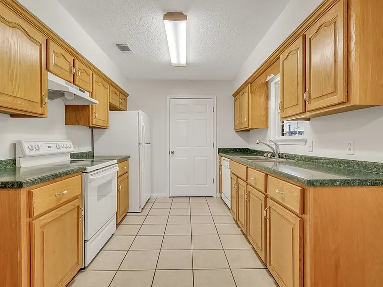 4618 Empire Rd — Photo 2