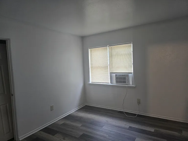 407 W 1st St — Photo 2