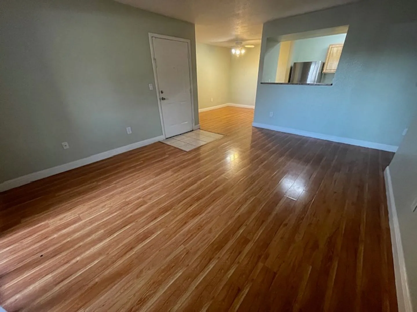 Great Gated Community Upgraded -Centrally Located -1 Bedroom — Photo 4