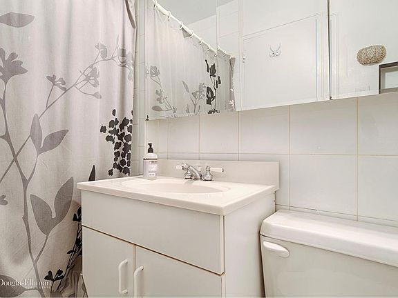 4th image of 225 E 36th St APT 15D