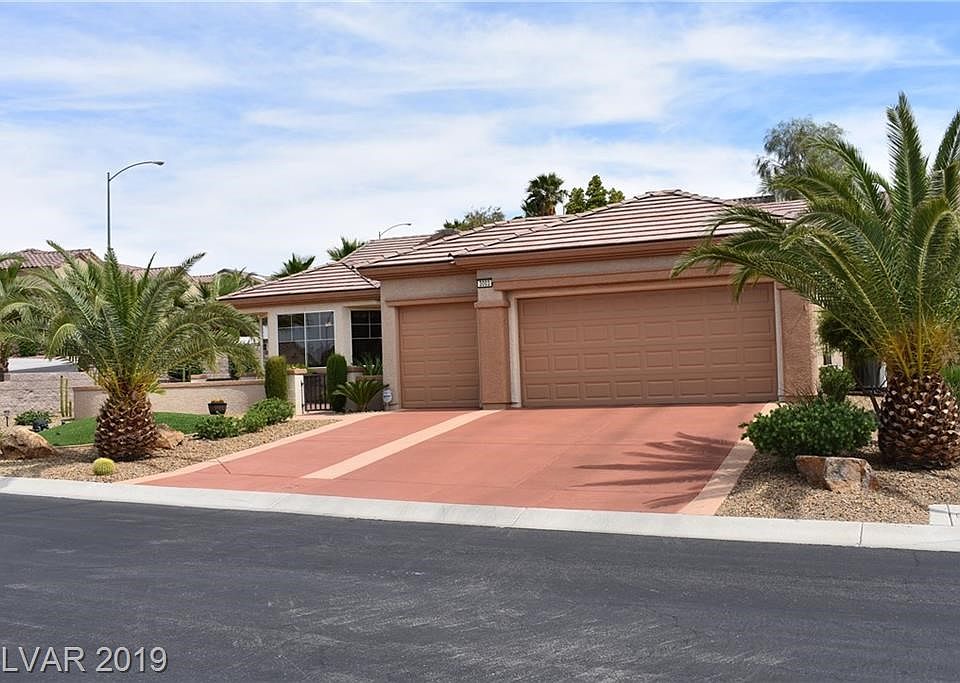 Front of Home with Textured Driveway, this is a 2 1/2 Car Garage