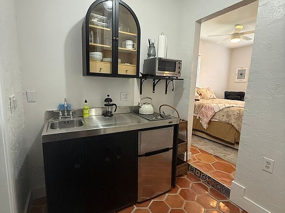 5th image of 359 Greenbriar Dr APT B
