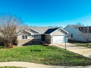 1033 Barrington Dr, Cedar Falls, IA 50613