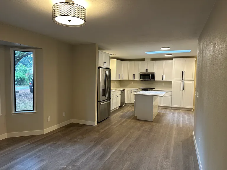 1223 Miller Ave NE — Photo 3