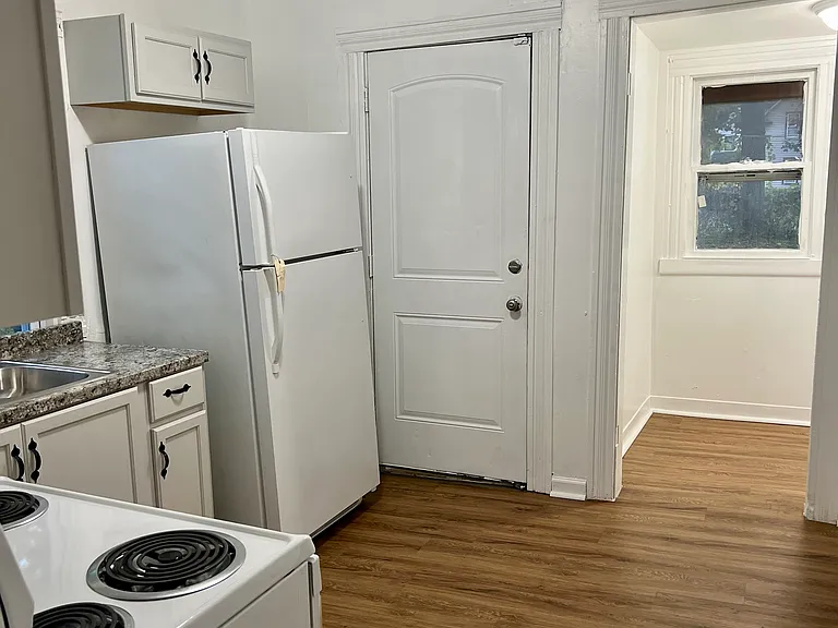 423 Cottage St — Photo 18