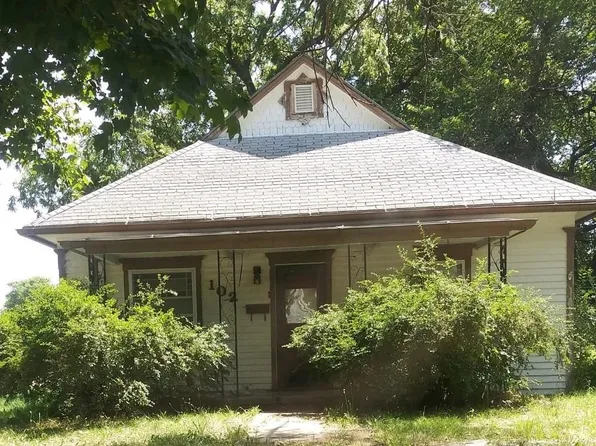 102 S E St, Herington, KS 67449