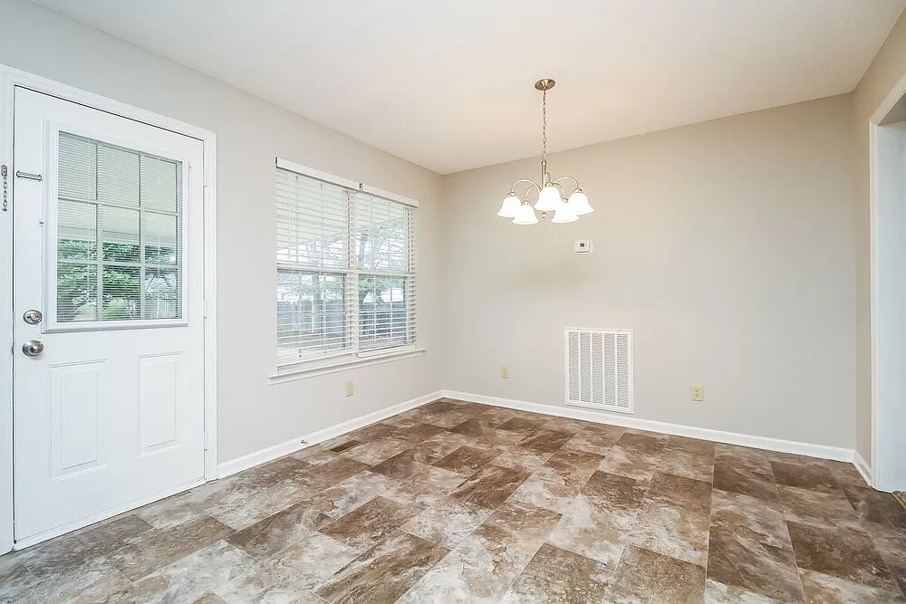 3 bed, 2.0 bath, 1302 sqft, $1,955 — Photo 4