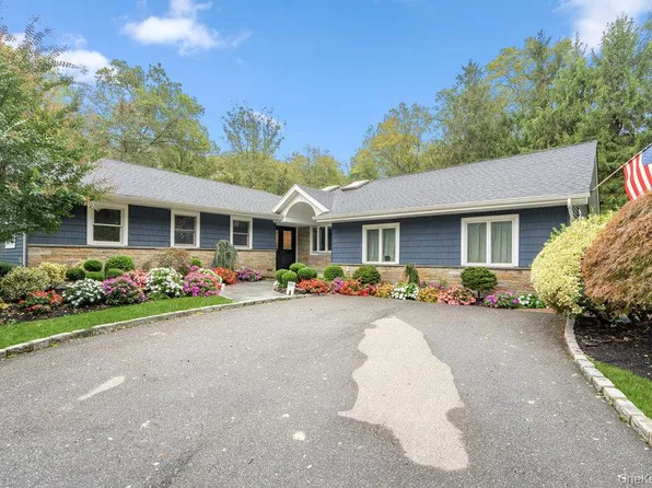 14 S Hollow Road, Dix Hills, NY 11746