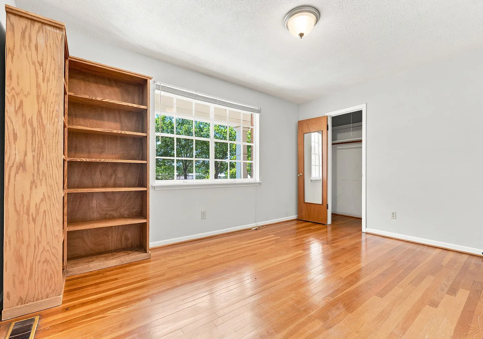Unbeatable Chapel Hill Location Across from University Mall, Bus Line, Minutes to UNC — Photo 2
