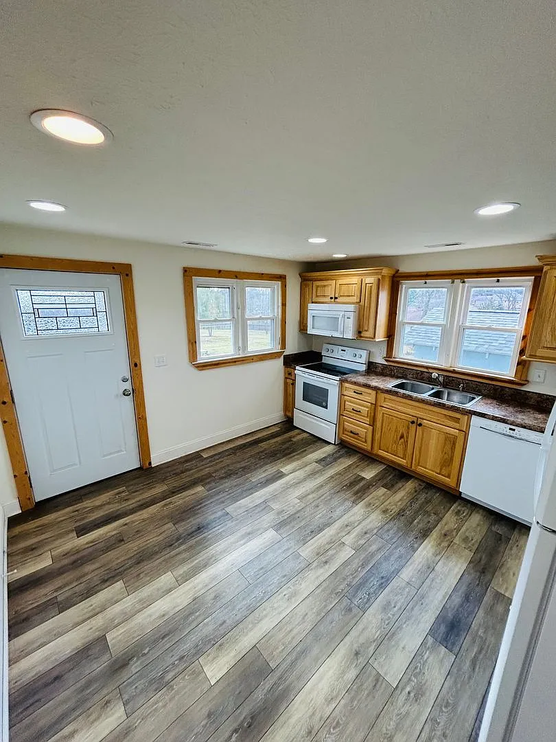 Spacious 4BR Home Near Downtown Blacksburg & Virginia Tech — Photo 3