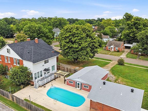 3rd image of 809 W Elm St