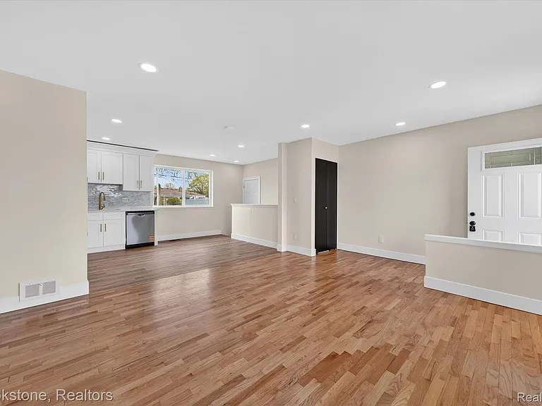 30428 Iroquois Dr — Photo 5