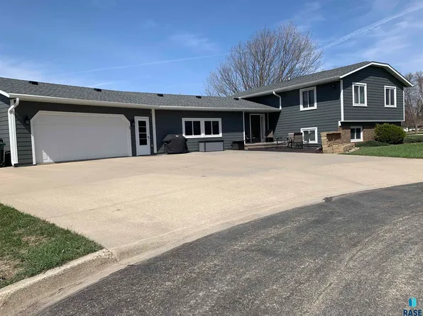 600 Roaring Cloud Cir, Luverne, MN 56156