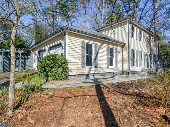 858 Huntington Way NW, Lilburn, GA 30047