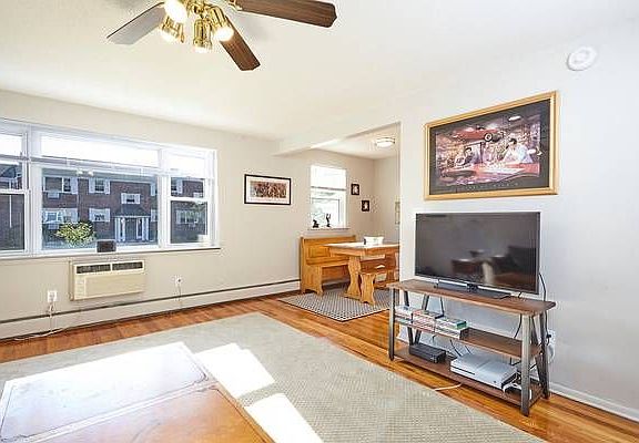 2nd image of 113 Salmon Brook Dr APT B