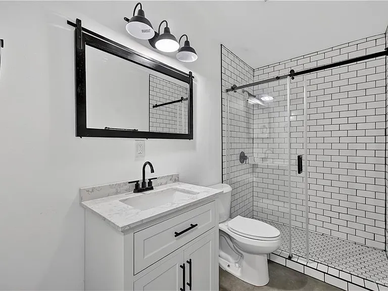 1704 Redwood Ave — Photo 14