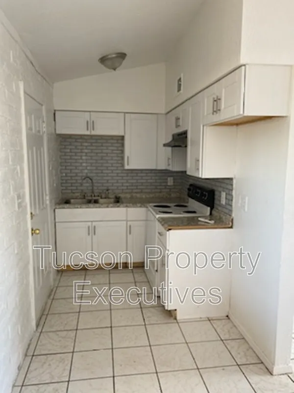 Building Photo - 5764 S Park Ave