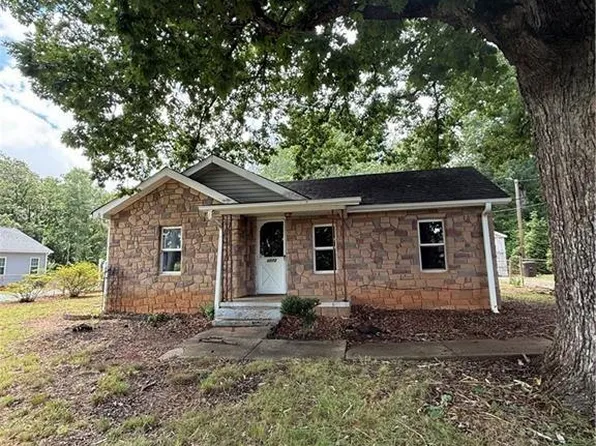 4372 Oak Ridge Dr, Winston Salem, NC 27105