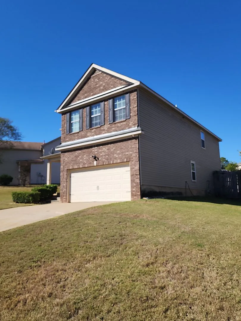 Beautiful 5 Bedroom 3 Bathroom House For Rent — Photo 3