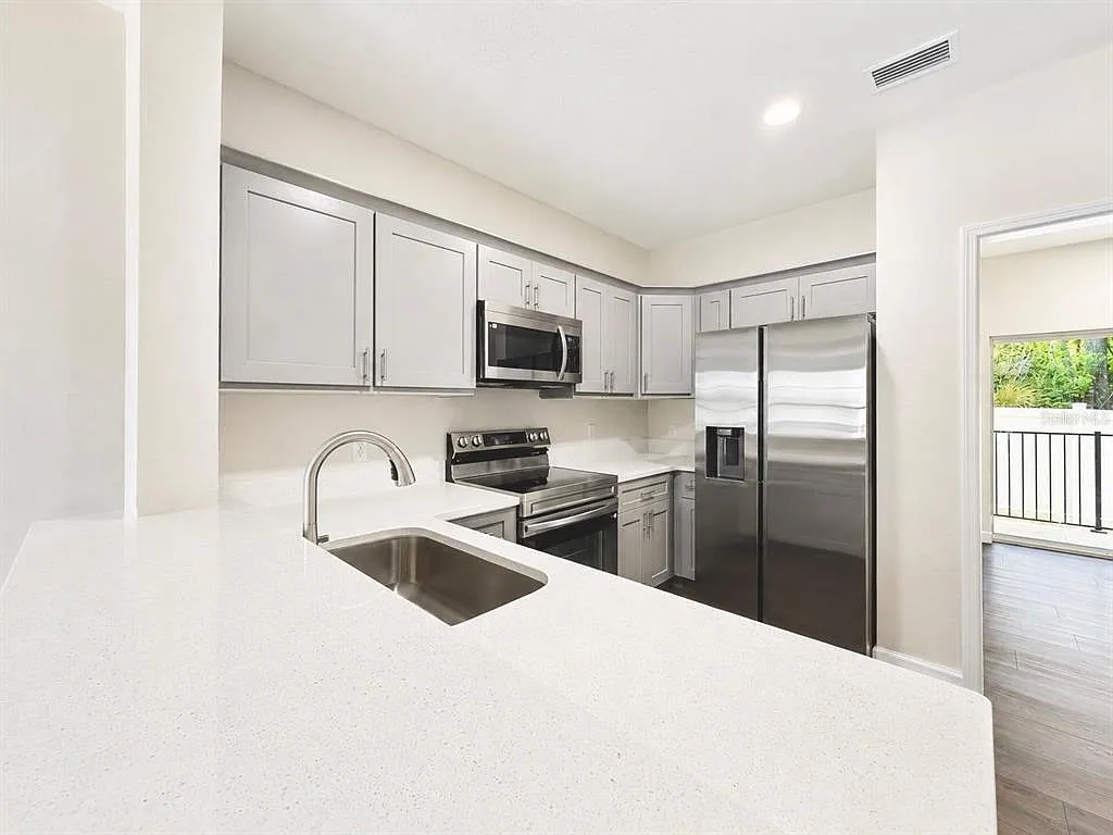 3 bed, 3.0 bath, 1352 sqft, $1,595 — Photo 4