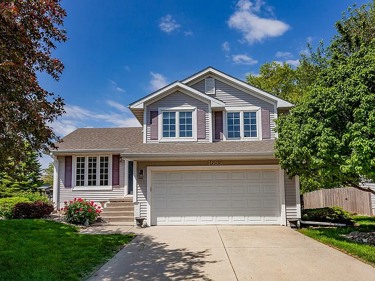 1695 SE Olson Dr — Photo 1