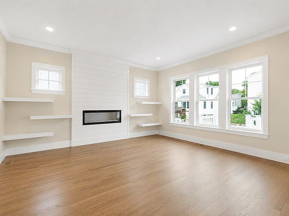 5th image of 54 Hawthorn Ave