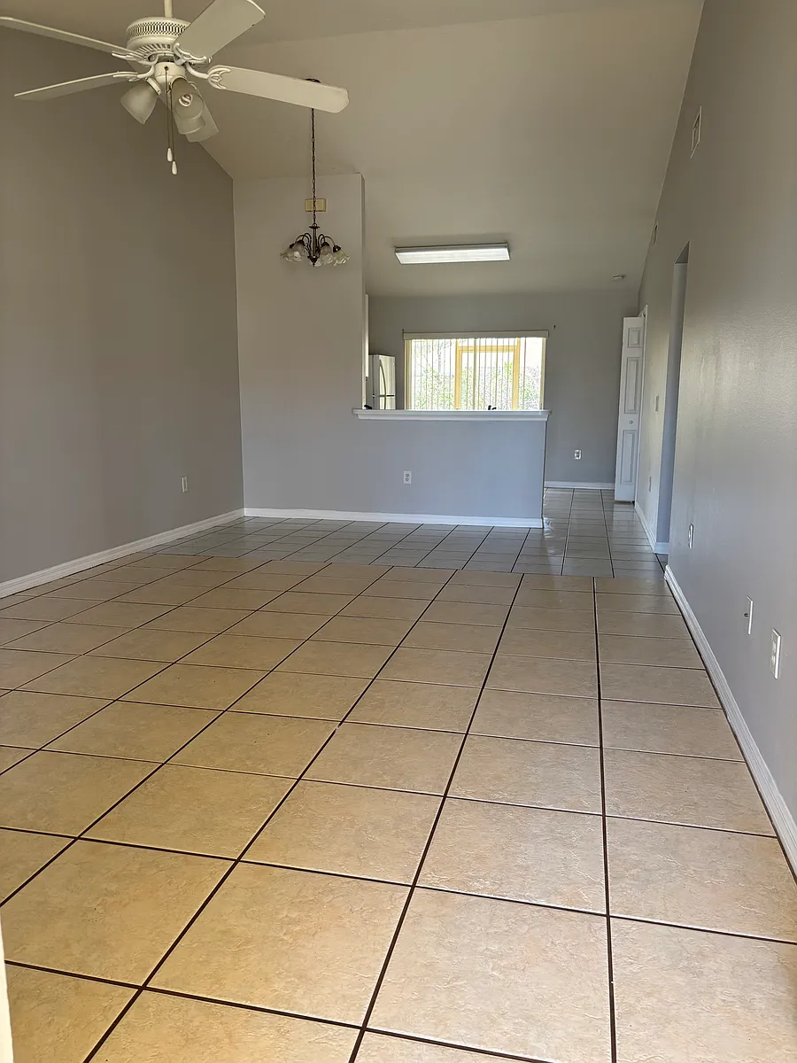 Building Photo - 48 Raintree Pl #B