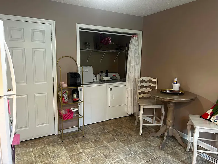 8689 Daisy Dallas Rd #B — Photo 6