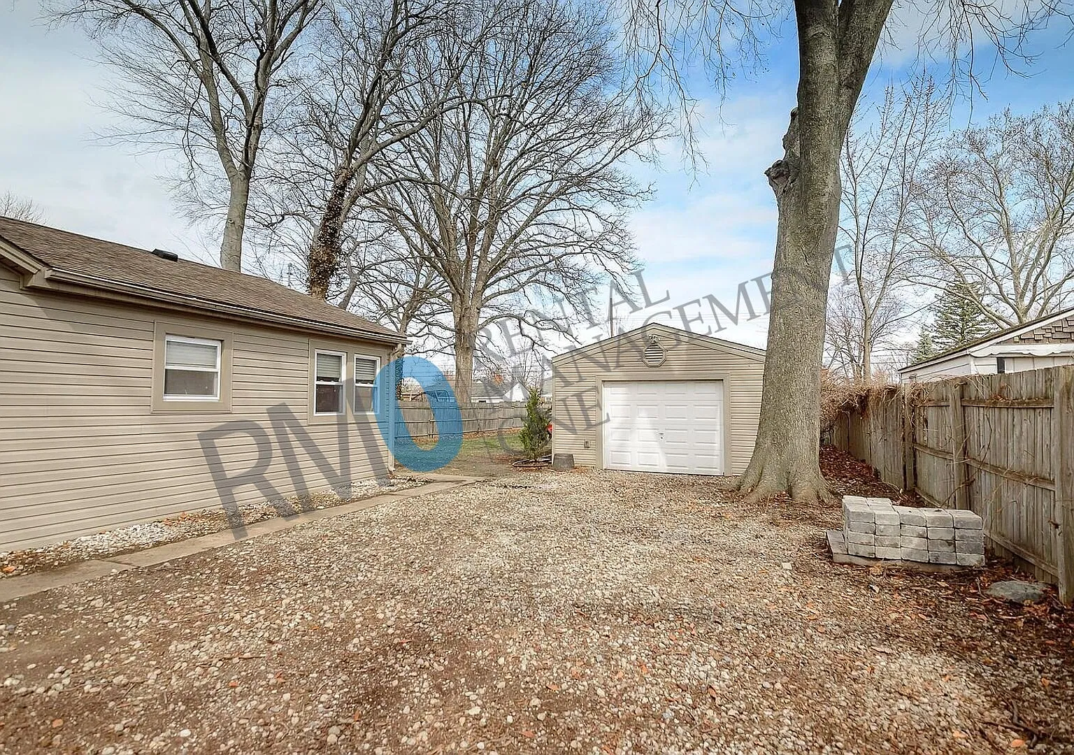 Move-In Ready 3 Bedroom, 1 Bathroom Home in Livonia — Photo 3