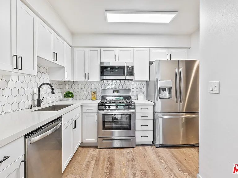 821 E 3rd St #209 — Photo 2