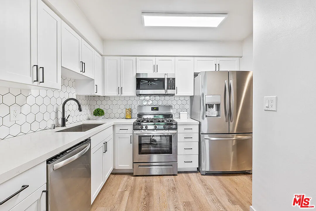 Building Photo - 821 E 3rd St #209