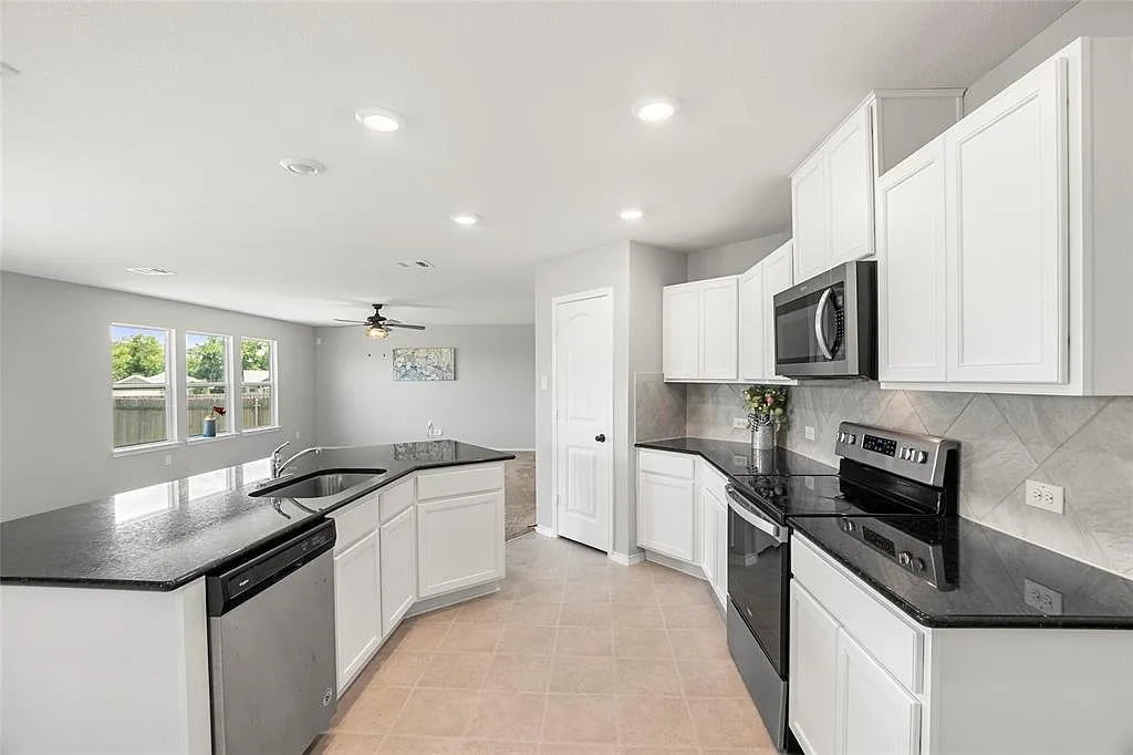 5 bed, 3.0 bath, 2356 sqft, $2,300 — Photo 3