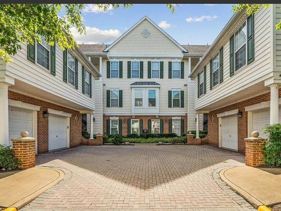 Courtyard entry from parking lot