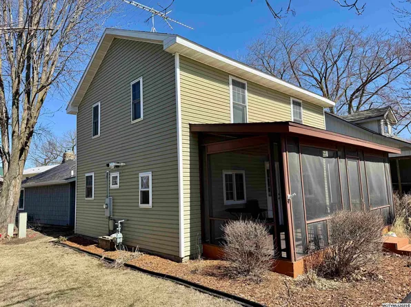 15281 Thoburn Ave, Clear Lake, IA 50428