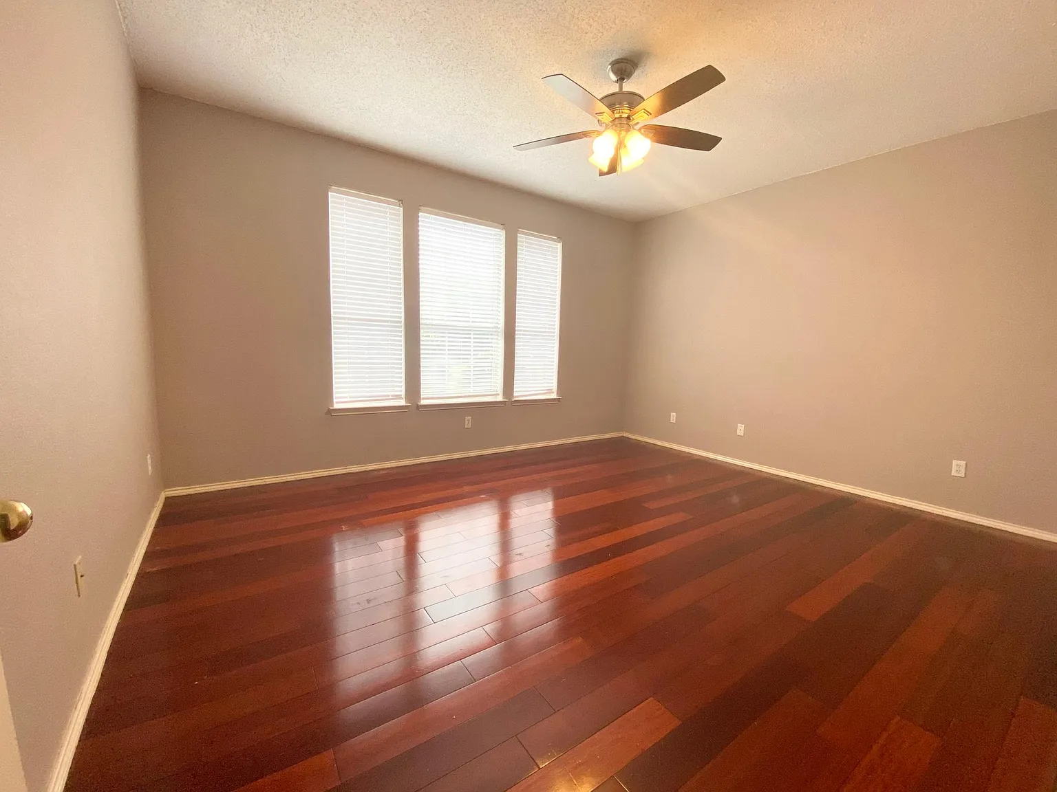 4 bed, 2.5 bath, 2201 sqft, $2,400 — Photo 3