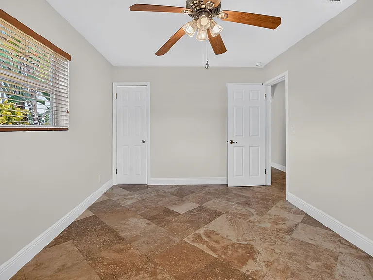2250 NE 4th Ct — Photo 25