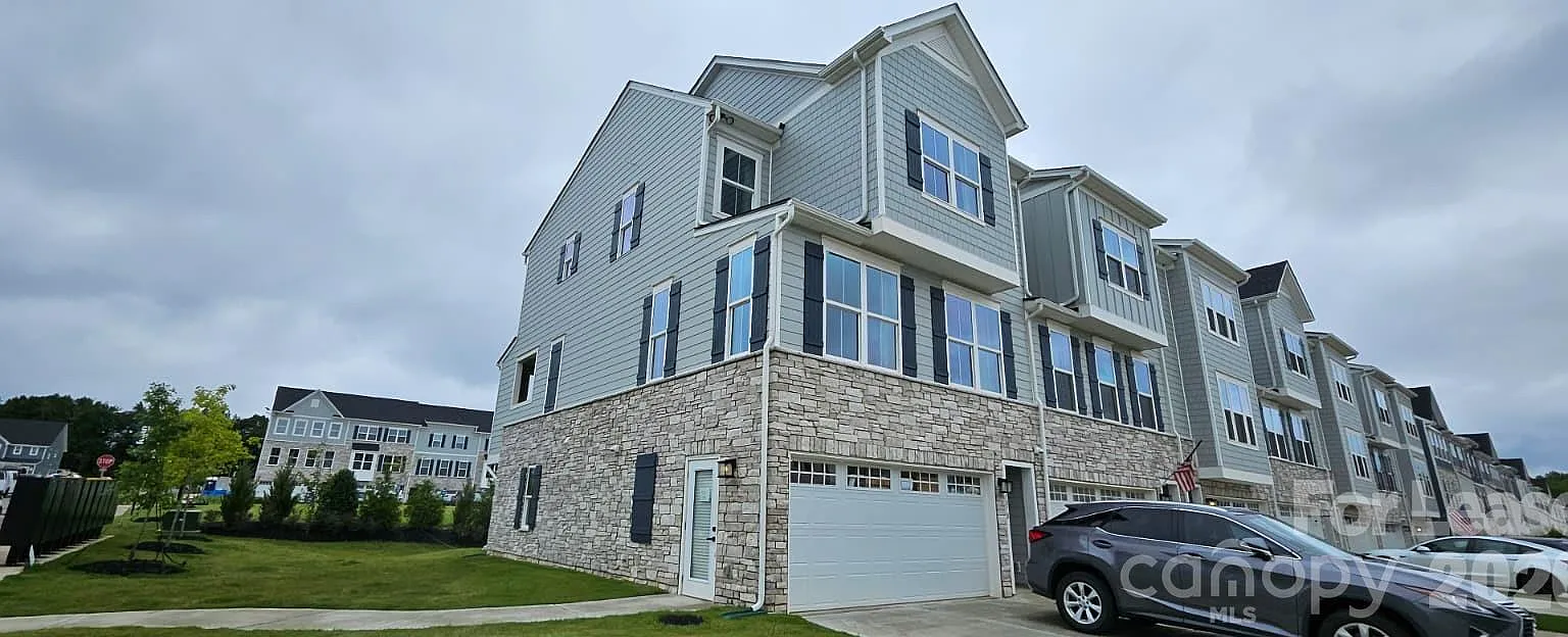 4 bed, 3.5 bath, $2,700 — Photo 1