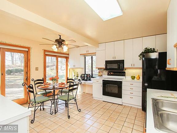 3rd image of 19528 Gallatin Ct